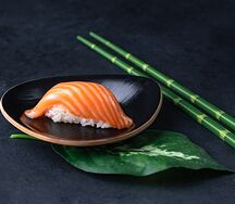 Суши с лососем