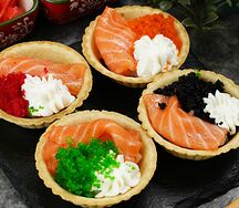 Суши на тарталетках с лососем