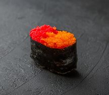 Гункан с икрой масаго