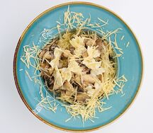 Паста с курицей и грибами в сливочном соусе