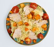Салат Цезарь с курицей