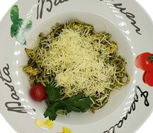 Спагетти с курицей и соусом песто