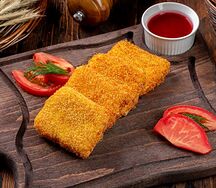 Жареный сулугуни с клюквенным соусом
