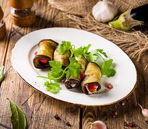 Рулетики из бакалажанов с чесноком и зеленью