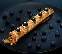 Трубочка с вареной сгущенкой и голубикой