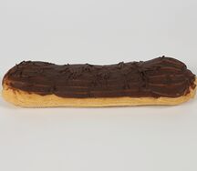 Эклер шоколадный