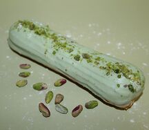 Эклер фисташковый