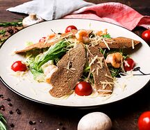 Салат Цезарь с тигровыми креветками в травах