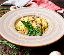 Спагетти с куриной грудкой, грибами и соусом Песто