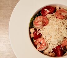 Салат Цезарь с креветками