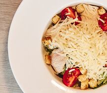 Салат Цезарь с курицей