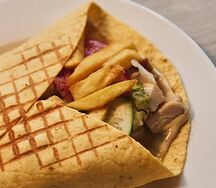 Ролл с курицей и картофелем фри