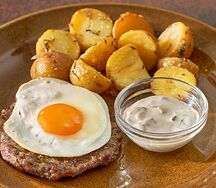 Бизнес-ланч Бифштекс с яйцом и жареным картофелем