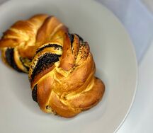 Булочка с маком