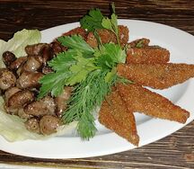 Куриные сердечки с чесноком и гренками