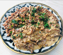 Гуляш из говядины с гречкой