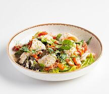 Нежный кальмар с бакинскими томатами и салатом чука