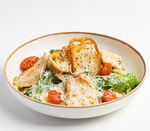 Салат Цезарь с курицей