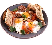 Глазунья с беконом и томатами