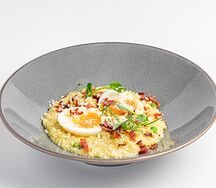 Ризотто из пшена с беконом, яйцом и зеленым горошком