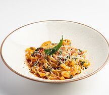 Паста с креветками в томатном соусе