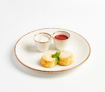 Сырники со сметаной и клубничным соусом