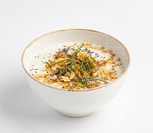 Овсянка с томленым яблоком, орехами и корицей