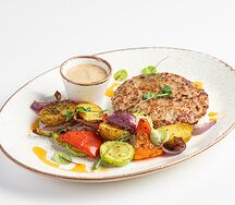 Рубленая котлета с овощным соте