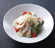 Салат Цезарь с курицей