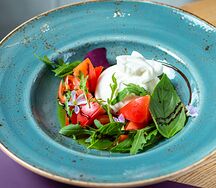 Буррата со сладкими томатами и рукколой