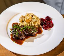 Говяжьи щечки с лесными грибами и булгуром