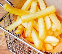 Картофель фри с кетчупом