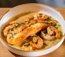 Лосось, запеченный с тигровыми креветками