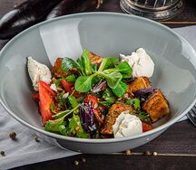 Теплый салат с баклажанами и розовыми томатами