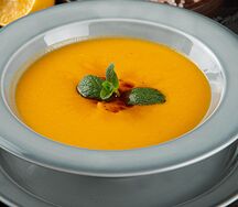 Чечевичный суп с чипсами из бекона