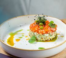 Оливье с лососем и красной икрой