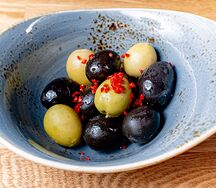 Оливки и маслины с сыром сулугуни и вялеными томатами