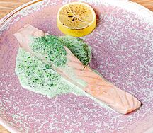 Лосось, запеченный со спаржей, сливочным соусом и красной икрой