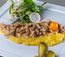 Бефстроганов из говядины с картофельным муссом и трюфельным маслом