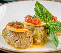 Голубцы с мраморной говядиной в винно-сливочном соусе