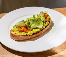 Брускетты с лососем и яйцом пашот