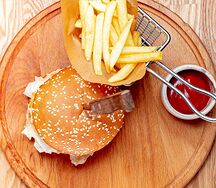 Бургер с говядиной и вишней