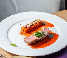 Утиная грудка с запечённым с бататом и горчично-малиновым соусом