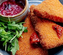 Сулугуни в панировке с малиновым вареньем