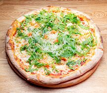 Пицца с руколой и креветками