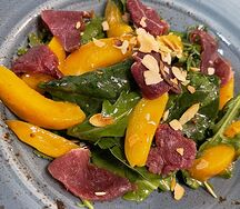 Салат с уткой и персиком 