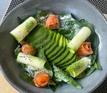 Салат зеленый с лососем и авокадо