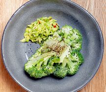 Брокколи с гуакамоле