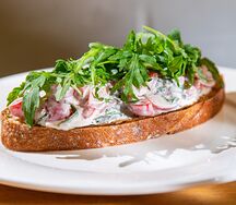 Брускетта с томатами и топленой сметаной