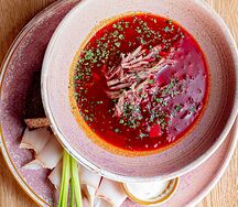 Борщ с чесночными пампушками и соленым салом